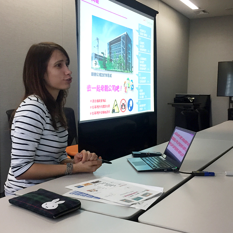 TOMBOW日本蜻蜓牌職員Katarzyna姐姐悉心為我們解答問題，更為我們介紹品質牌歷史及總部設施。